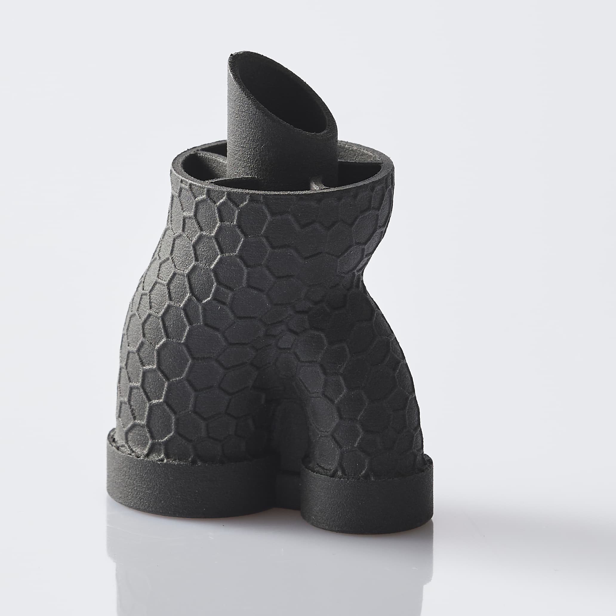 Condotto a Y in PA12 con canali interni e texture esagonale stampato in SLS